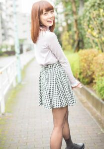 奥仲麻琴がかわいい 宮舘涼太との匂わせは 美脚で変態だけど高校は 大人の時間割